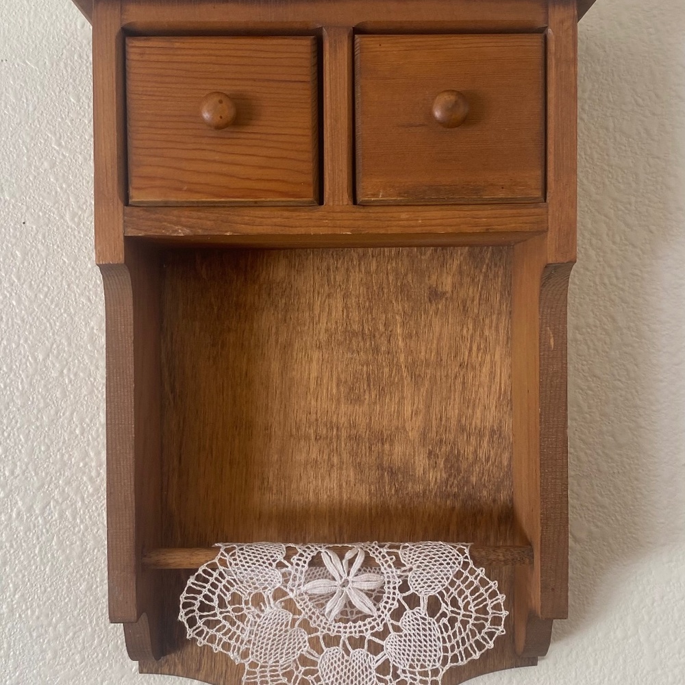 Lot of 2 wooden shelves with drawers